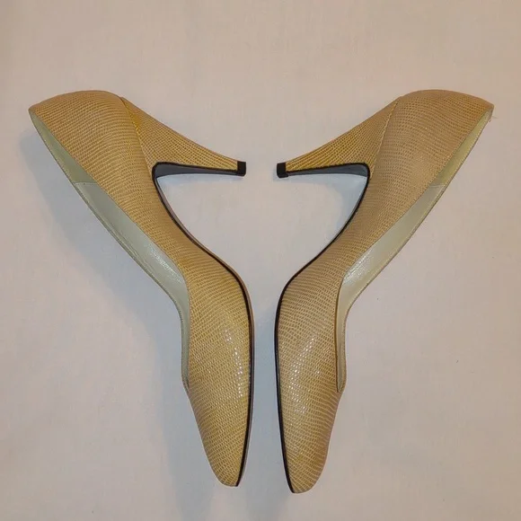 Vintage Stuart Weitzman Cream Colored Stiletto Heels - Picture 3 of 10